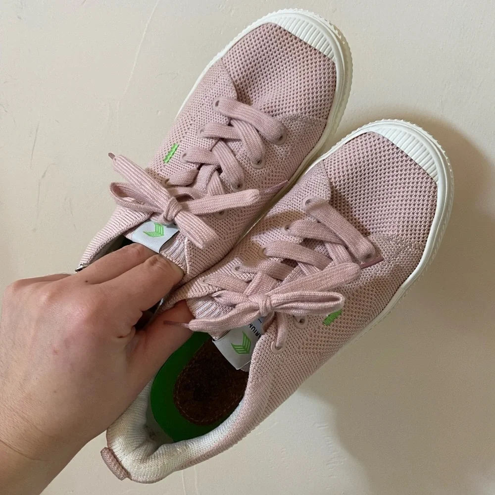 Cariuma IBI Low Top Blush Pink Sneakers Women’s Size 6